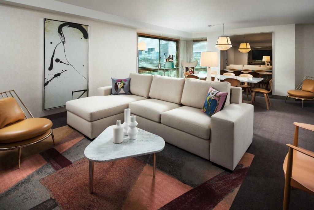 SLS Suite Suite 1 King Alternate bed sofa bed