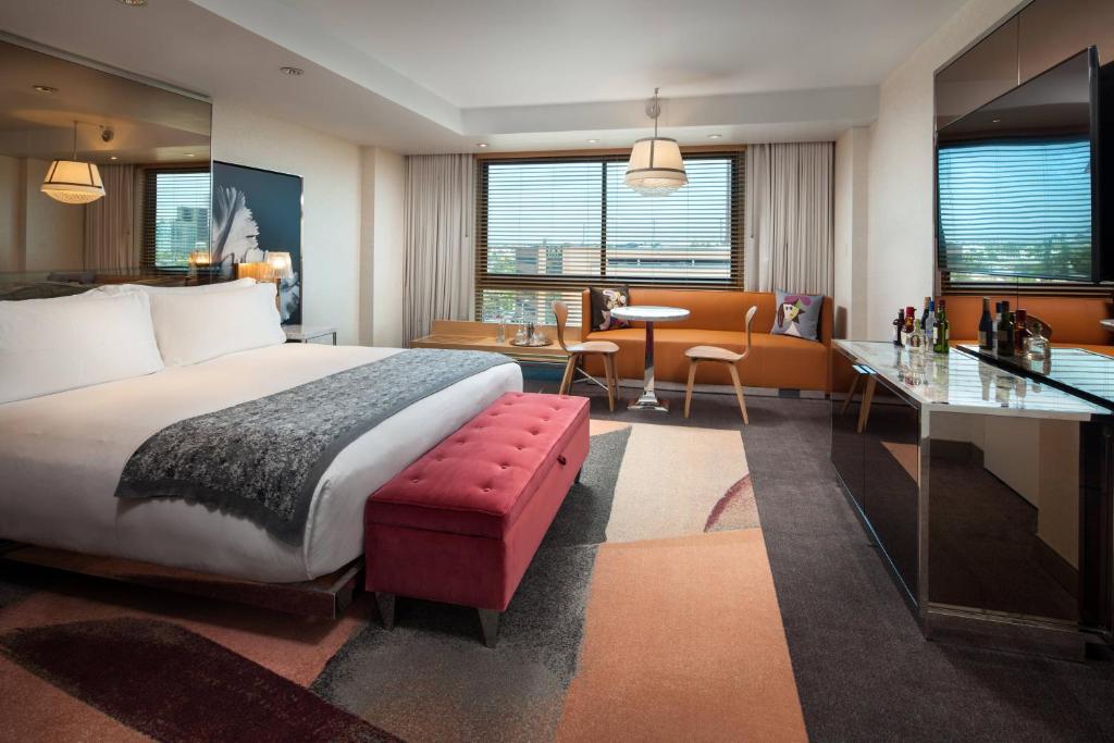 SLS Suite Suite 1 King Alternate bed sofa bed