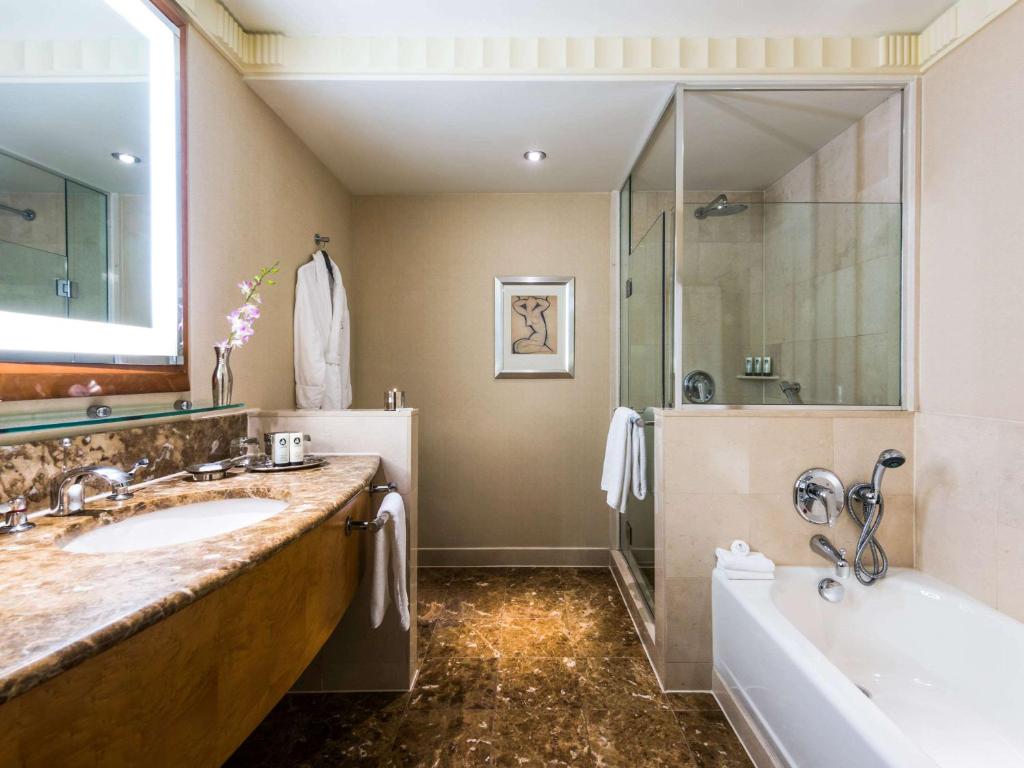 Luxury Queen Room – High Floors