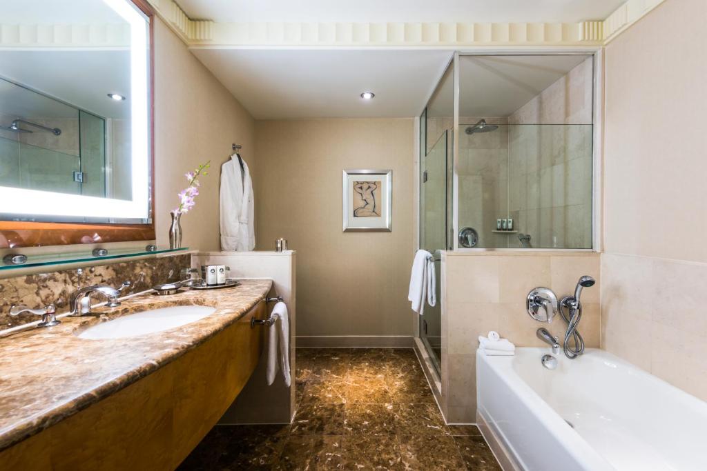 Luxury Queen Room with Bath Tub – Disability AccessCity View