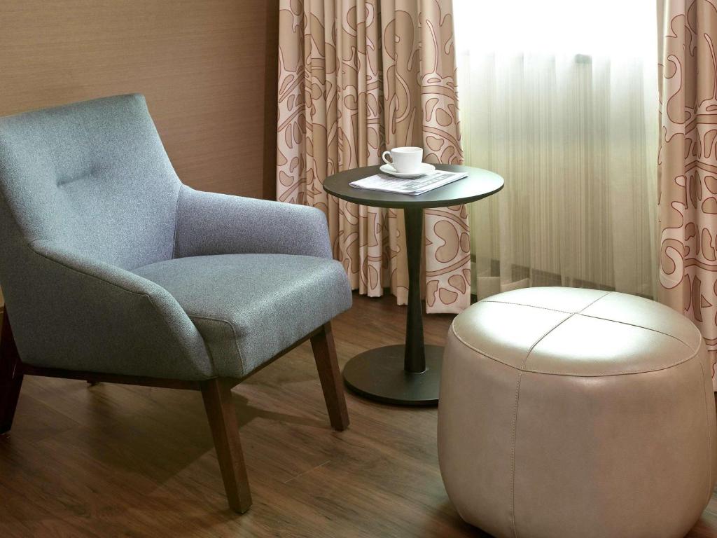 Luxury Double Room with Two Double Beds and Roll-In Shower – Mobility Accessible