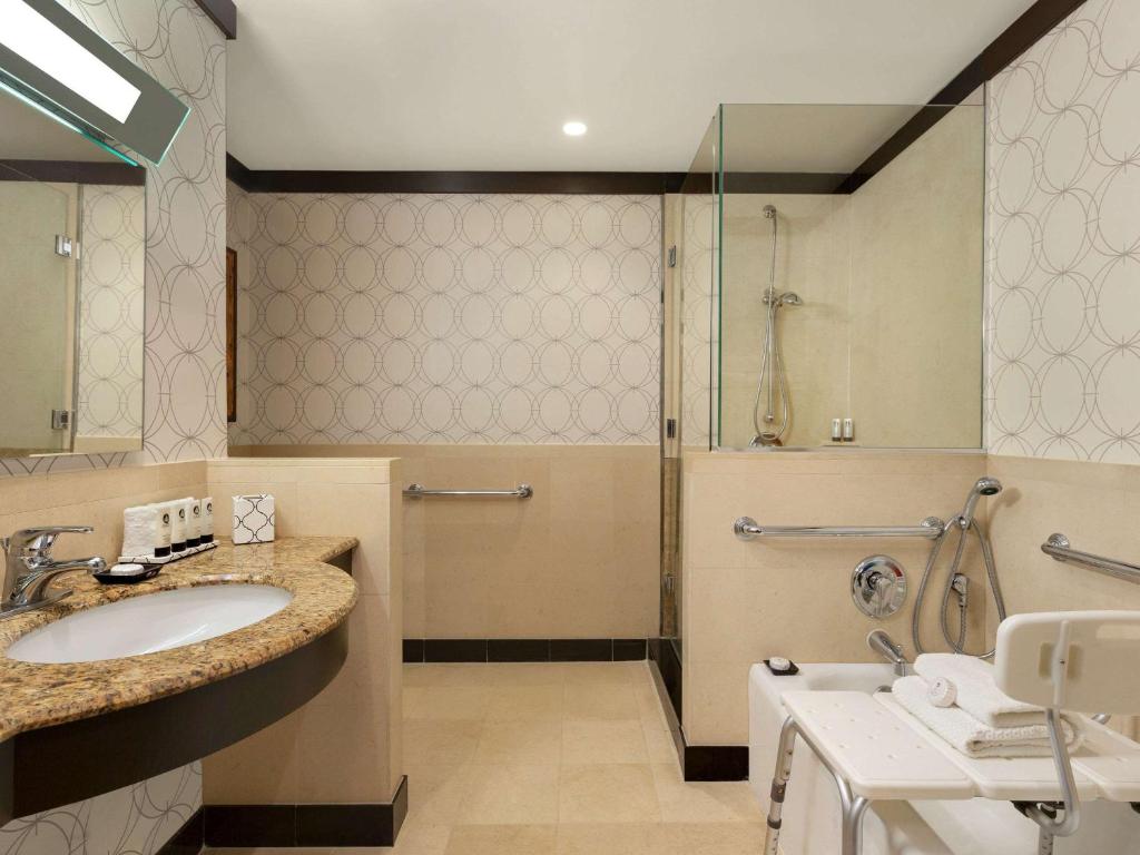 Luxury Double Room with Two Double Beds and Roll-In Shower – Mobility Accessible