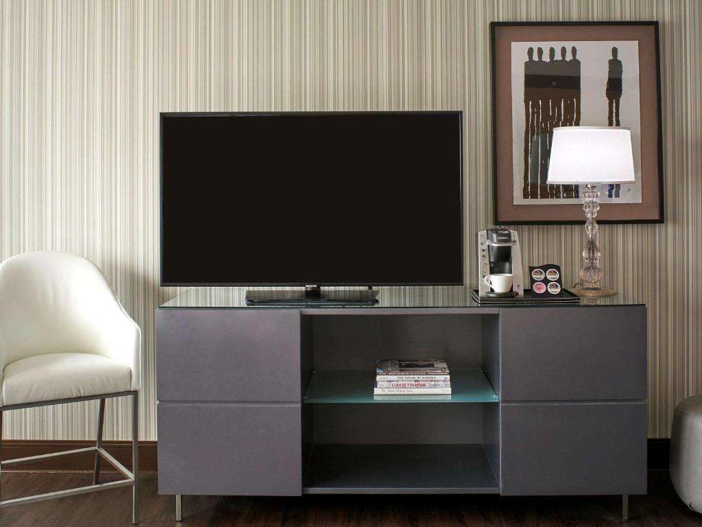 Luxury Double Room with Two Double Beds and Roll-In Shower – Mobility Accessible