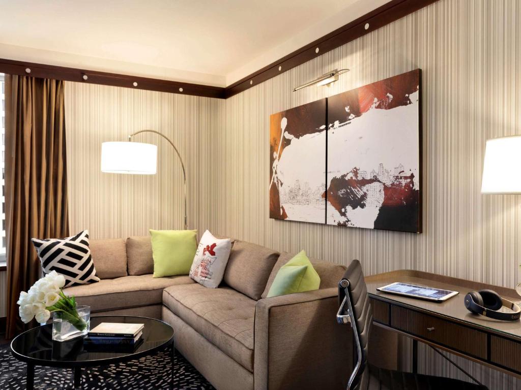 Luxury One-Bedroom King Sute with Roll-In Shower and Sofa Bed – Mobility Accessible