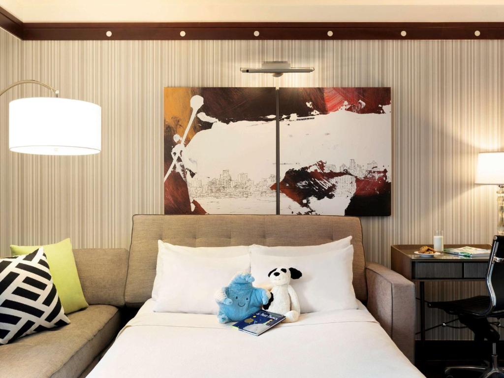 Luxury One-Bedroom King Sute with Roll-In Shower and Sofa Bed – Mobility Accessible