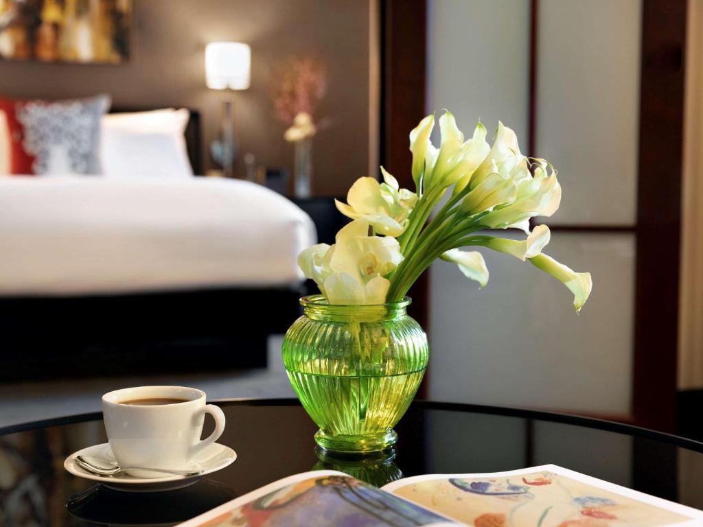 Luxury One-Bedroom King Sute with Roll-In Shower and Sofa Bed – Mobility Accessible