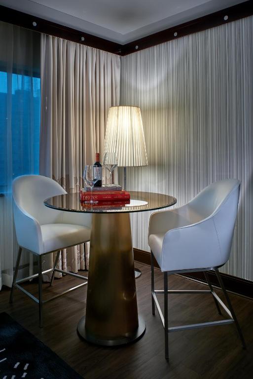 Magnifique Corner King Room