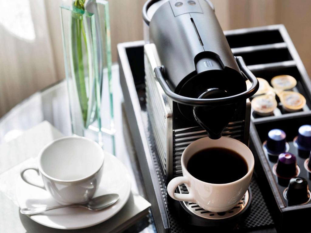 Prestige One-Bedroom Corner King Suite with Roll-In Shower and Sofa Bed – Mobility Accessible