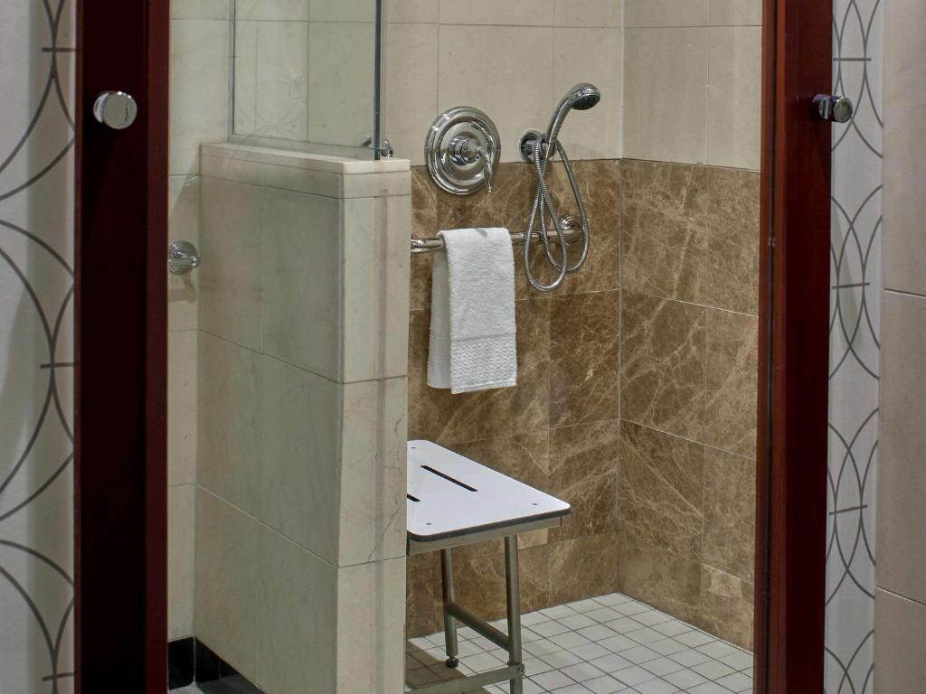 Prestige One-Bedroom Corner King Suite with Roll-In Shower and Sofa Bed – Mobility Accessible