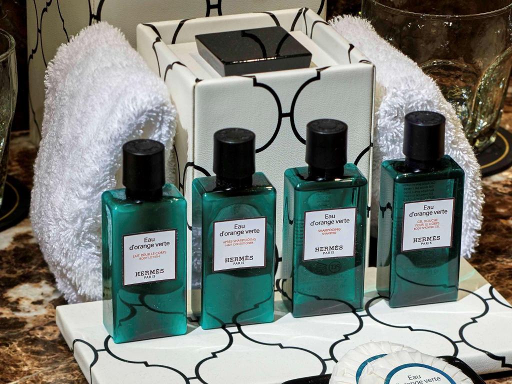 Prestige One-Bedroom Corner King Suite with Roll-In Shower and Sofa Bed – Mobility Accessible