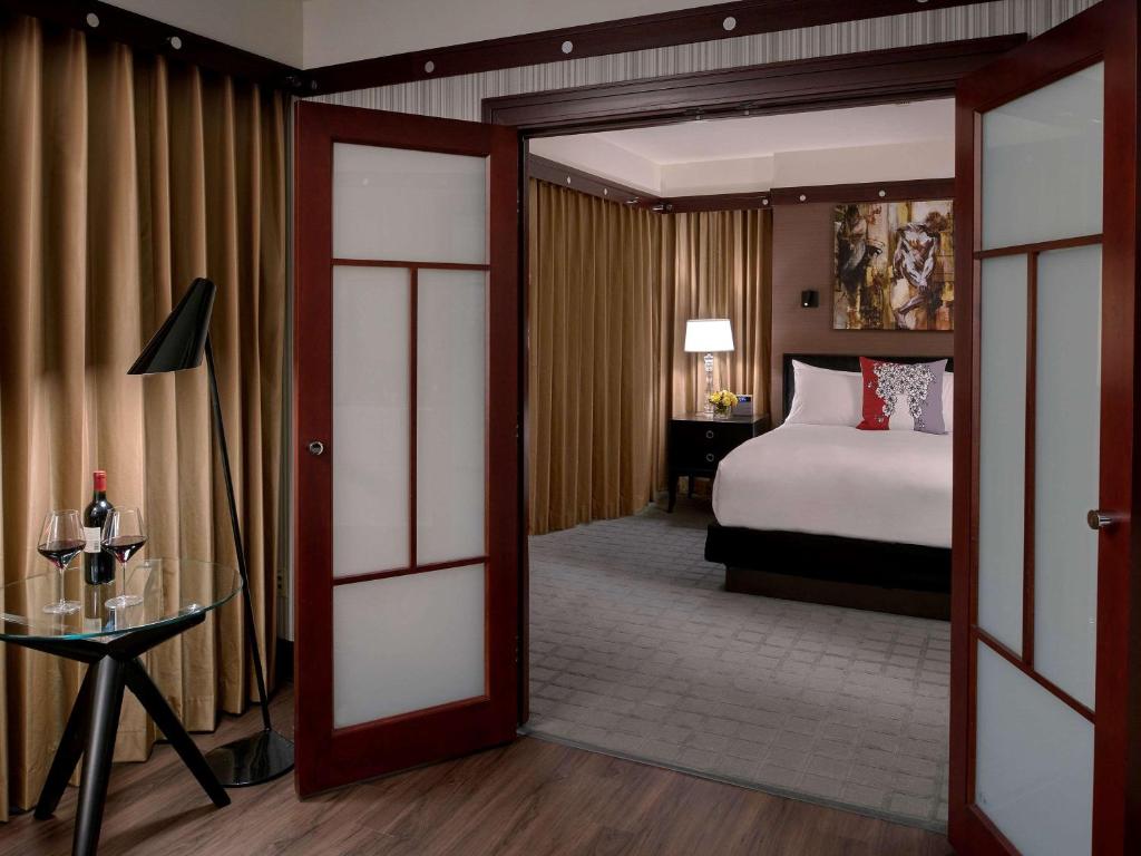 Prestige One-Bedroom Corner King Suite with Roll-In Shower and Sofa Bed – Mobility Accessible