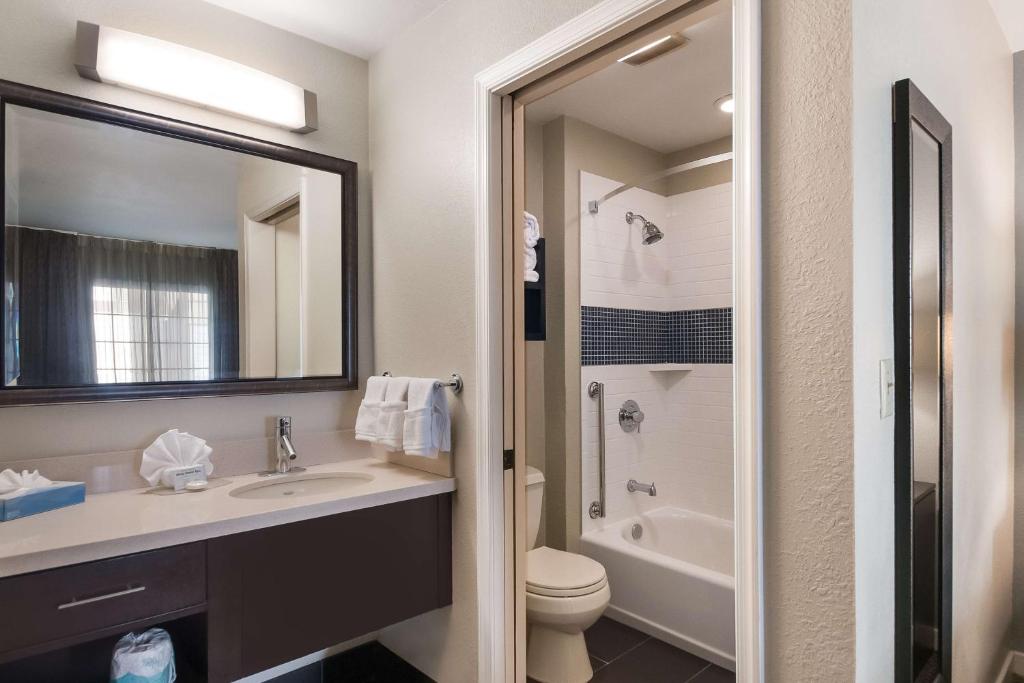 One-Bedroom Queen Suite with Bathtub – Mobility Accessible