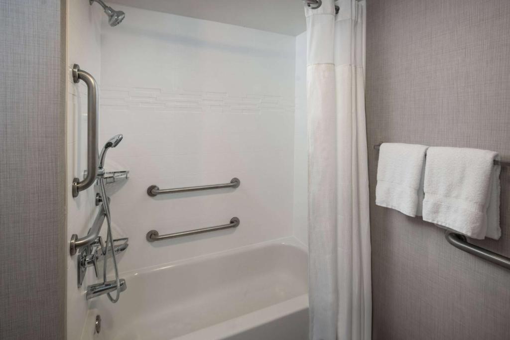 One-Bedroom Queen Suite with Tub – Mobility Accessible