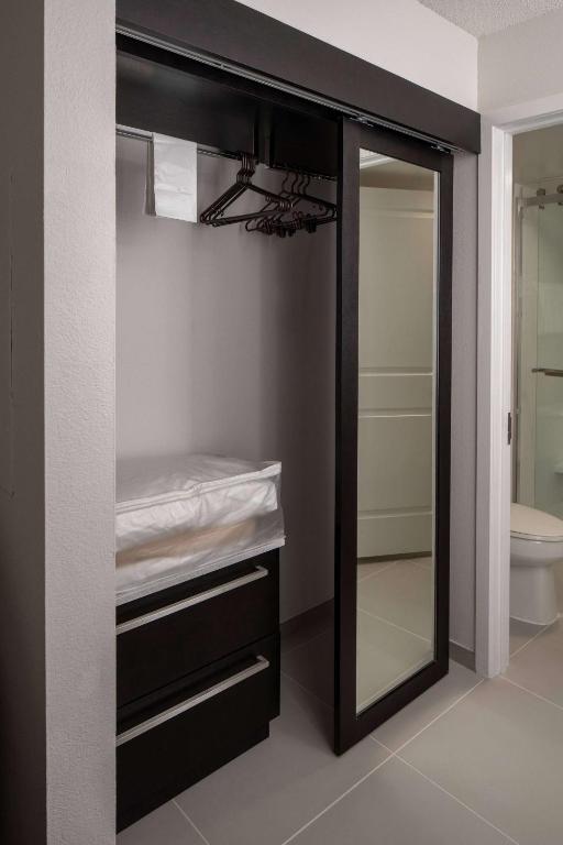 One-Bedroom Queen Suite with Tub – Mobility Accessible