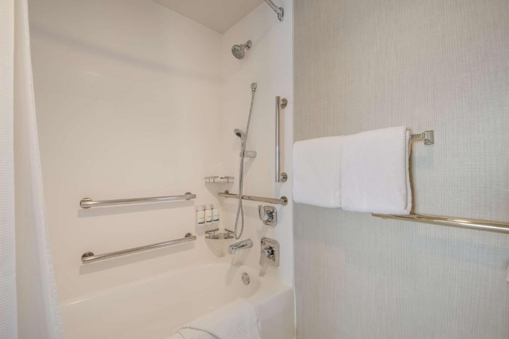 Studio Suite Queen – Mobility  Hearing Accessible with Tub
