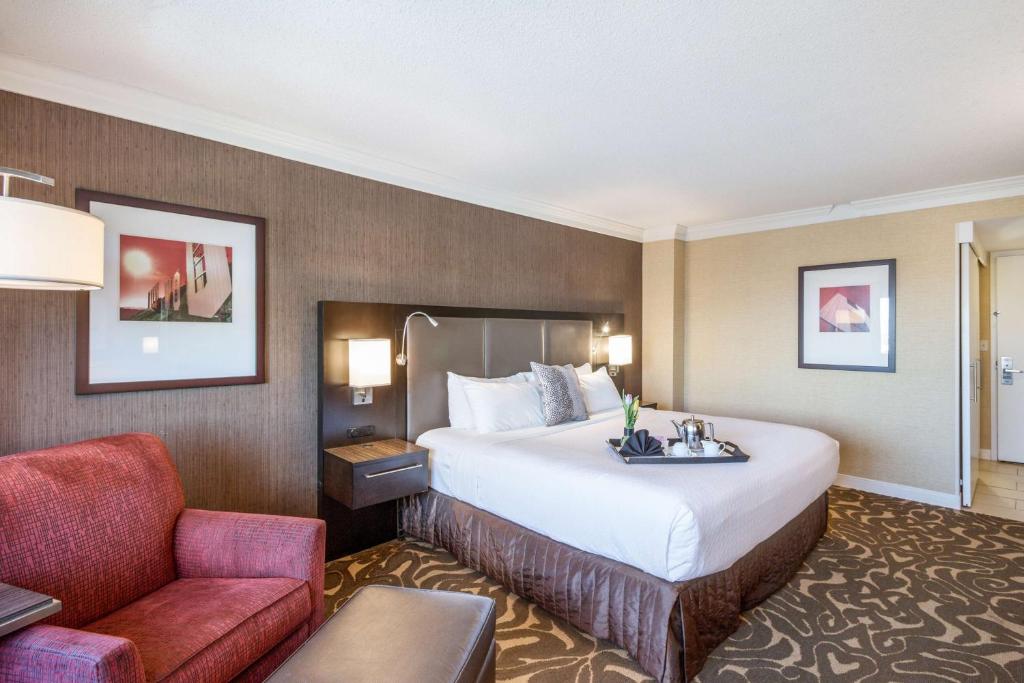 Executive King Room and Tub – MobilityHearing Accessible