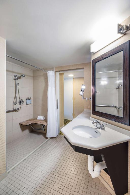 Executive King Room with Roll-In Shower – MobilityHearing Accessible