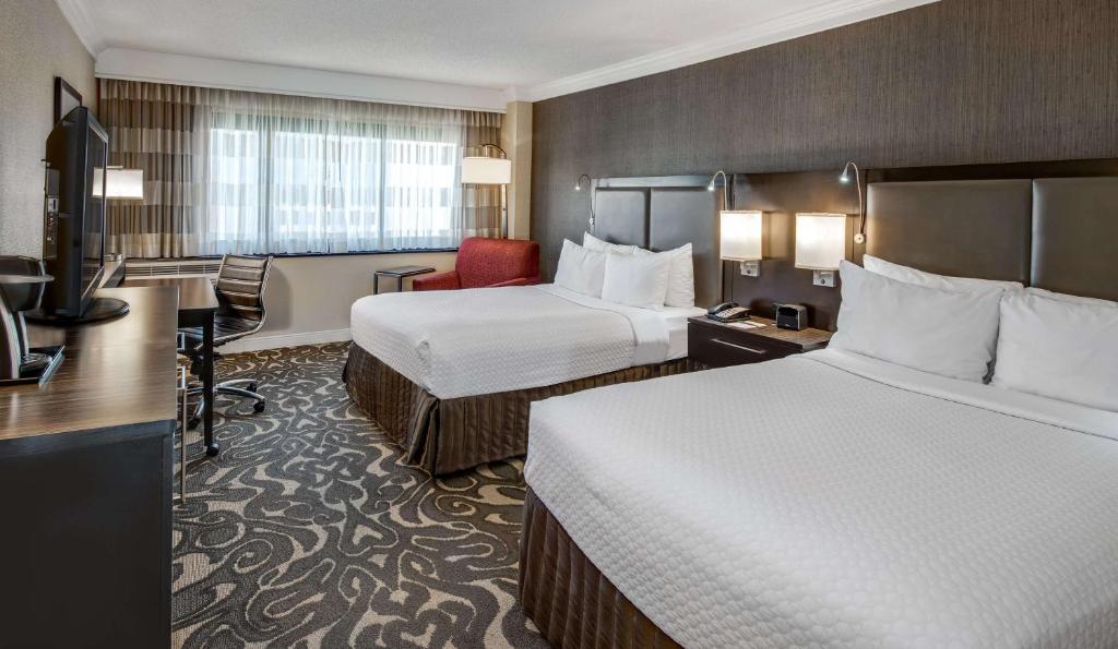 Preferred Room with Two Double Beds and Roll-In Shower – Mobility Accessible