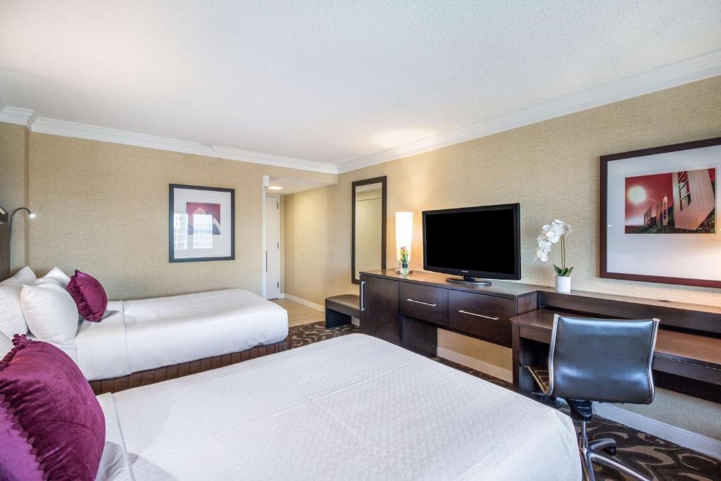 Preferred Room with Two Double Beds and Roll-In Shower – Mobility Accessible