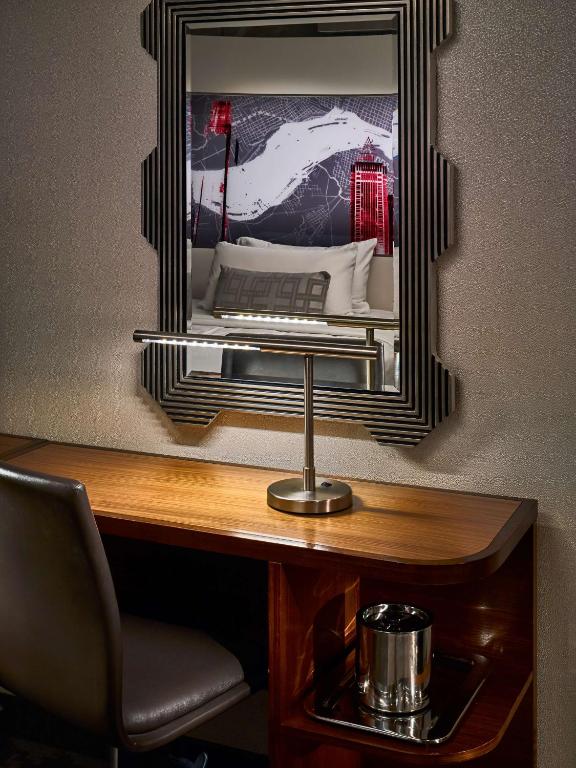 MobilityHearing Accessible – Deluxe Room with Two Queen Beds