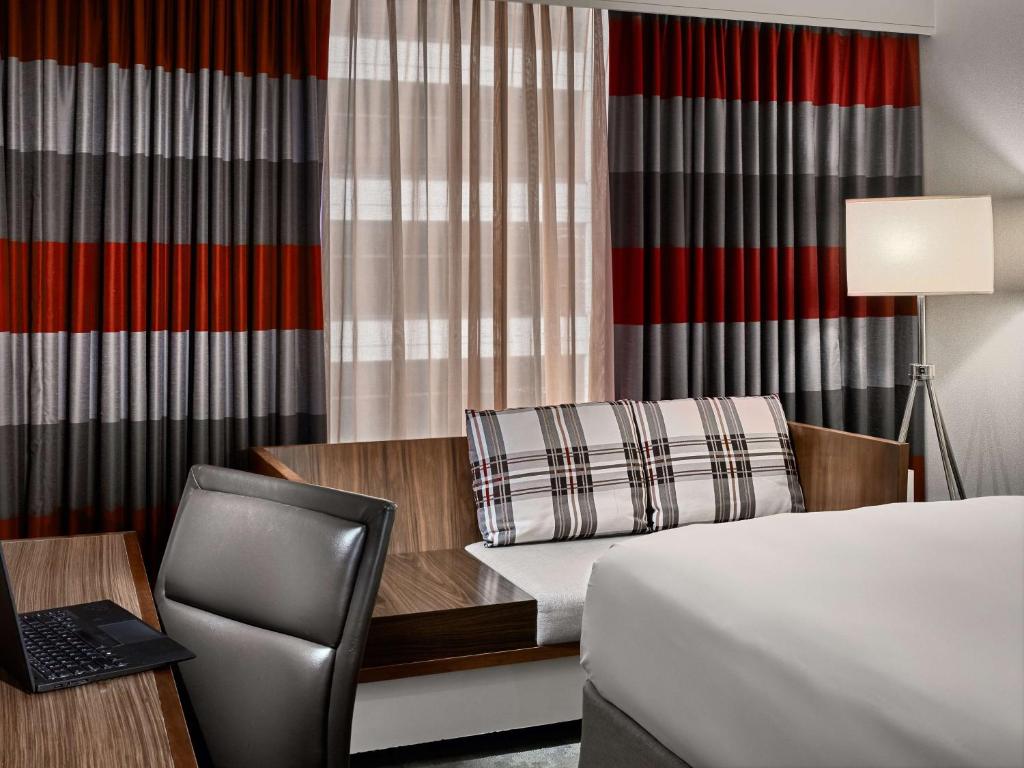 MobilityHearing Accessible – Deluxe Room with Two Queen Beds