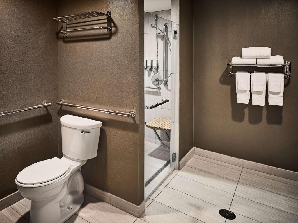 MobilityHearing Accessible – Deluxe Room with Two Queen Beds