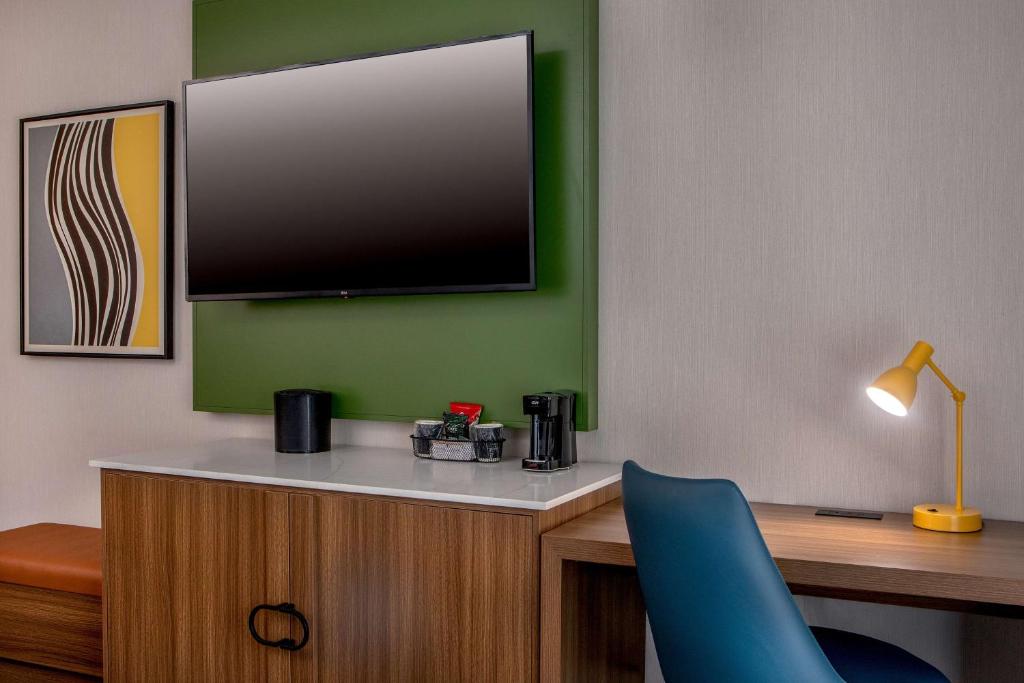 MobilityHearing Accessible Guestroom Two Queens Roll-In Shower