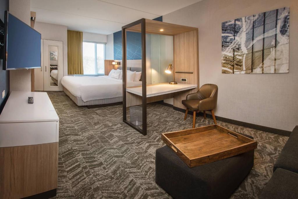 King Suite with Sofa Bed – Hearing Accessible