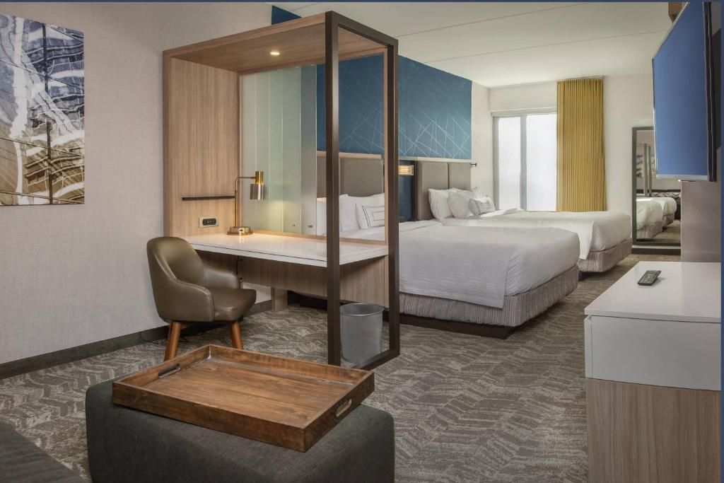 Suite with Two Queen Beds and Sofa Bed – Hearing Accessible