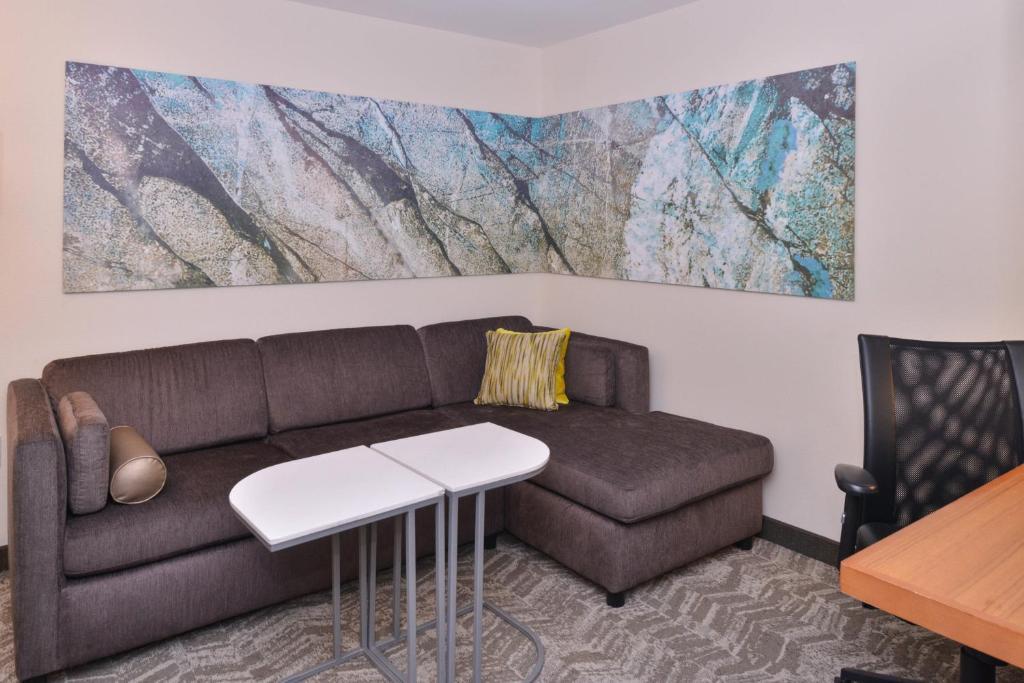 King Studio Suite with Sofa Bed and Adapted Tub – Mobility and Hearing Accessible