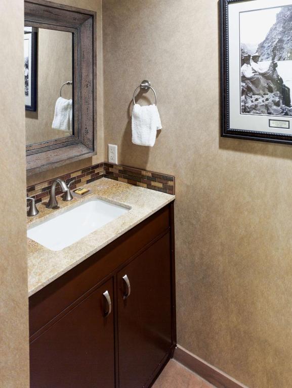 Deluxe King Suite with Sofa Bed – Non-Smoking