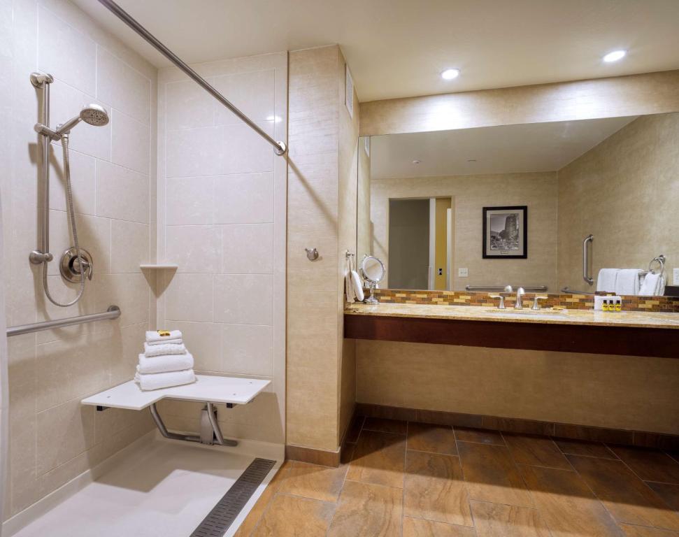 Deluxe Queen Room with Two Queen Beds and Roll-In Shower – Mobility AccessibleNon-Smoking