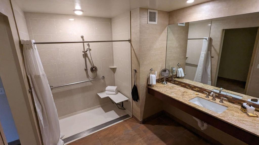 Deluxe Queen Room with Two Queen Beds and Roll-In Shower – Mobility AccessibleNon-Smoking