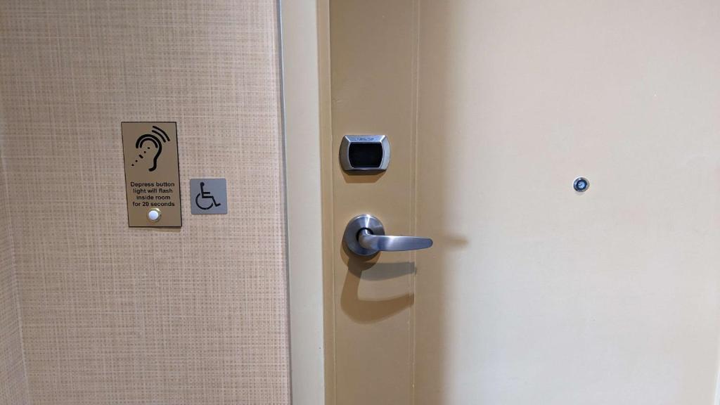 Deluxe Queen Room with Two Queen Beds and Roll-In Shower – Mobility AccessibleNon-Smoking