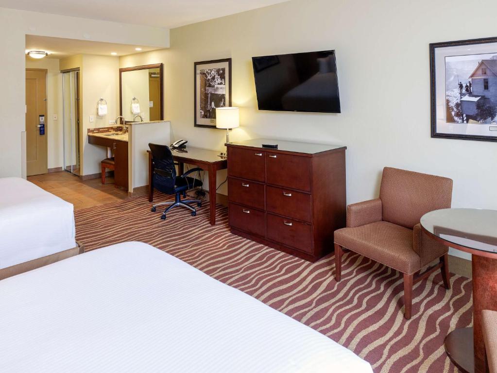 Deluxe Queen Room with Two Queen Beds – Non-Smoking