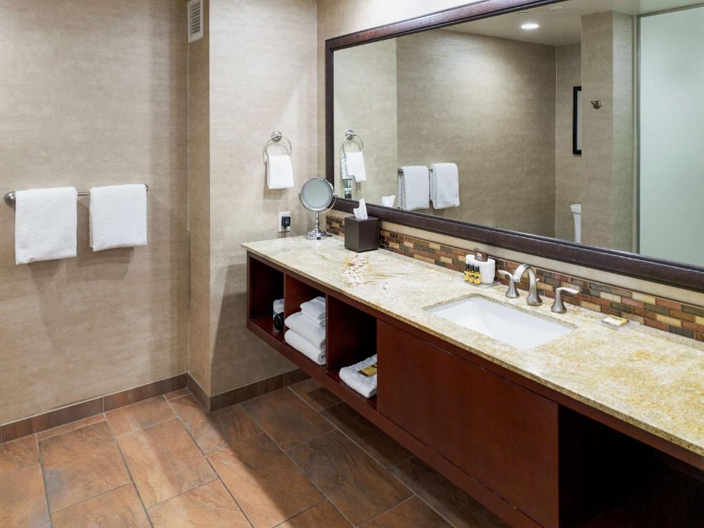 Deluxe Queen Room with Two Queen Beds – Non-Smoking