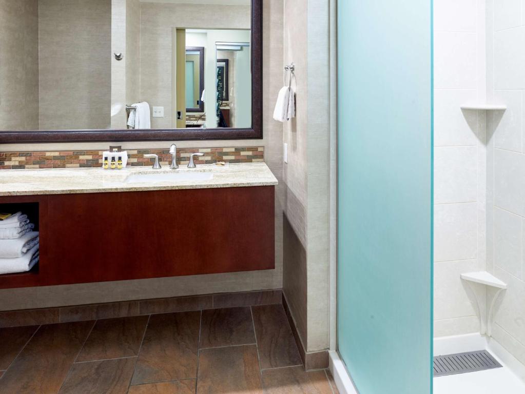 Deluxe Queen Room with Two Queen Beds – Non-Smoking