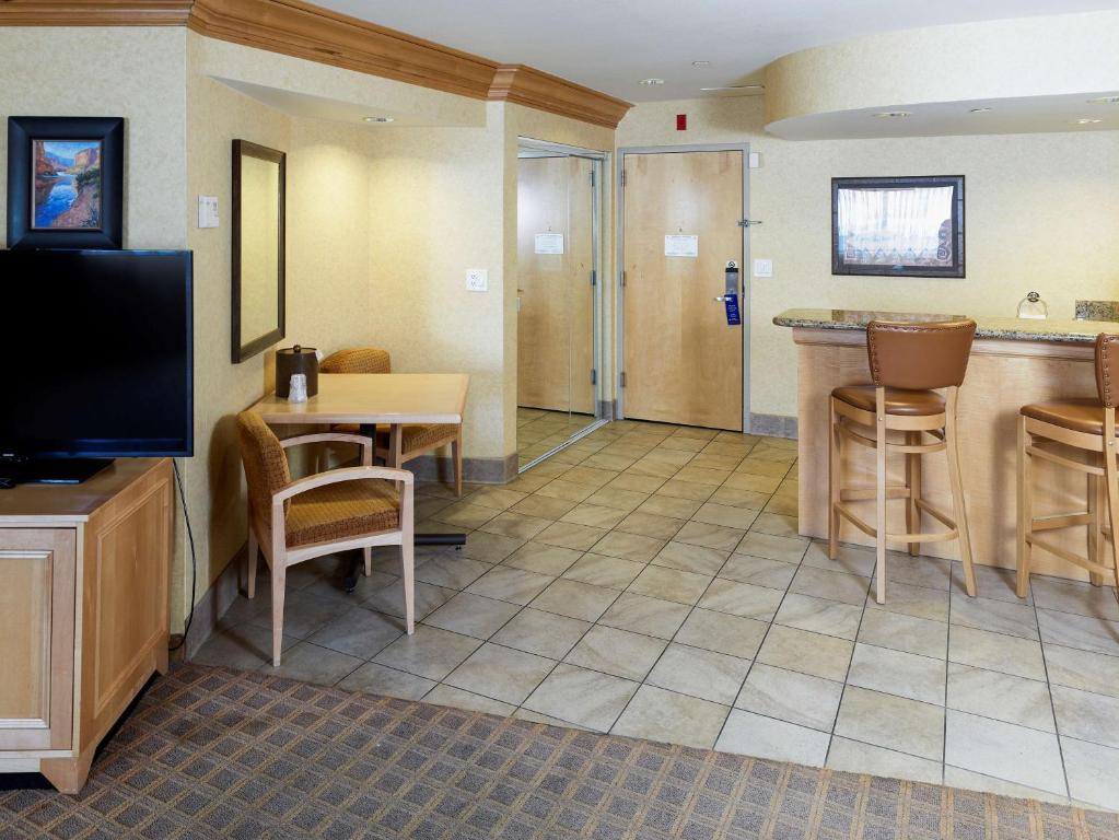 Junior King Suite – Non-Smoking