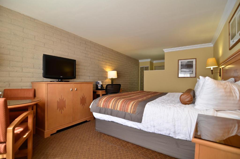 Junior King Suite – Non-Smoking