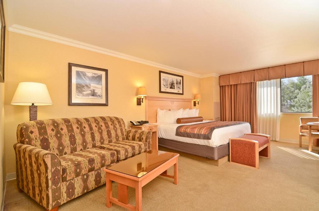 Junior King Suite – Non-Smoking