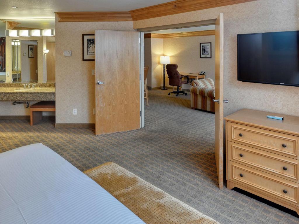 King Suite with Sofa Bed – Non-Smoking