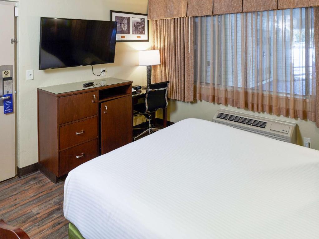 Small Queen Room – Non-Smoking