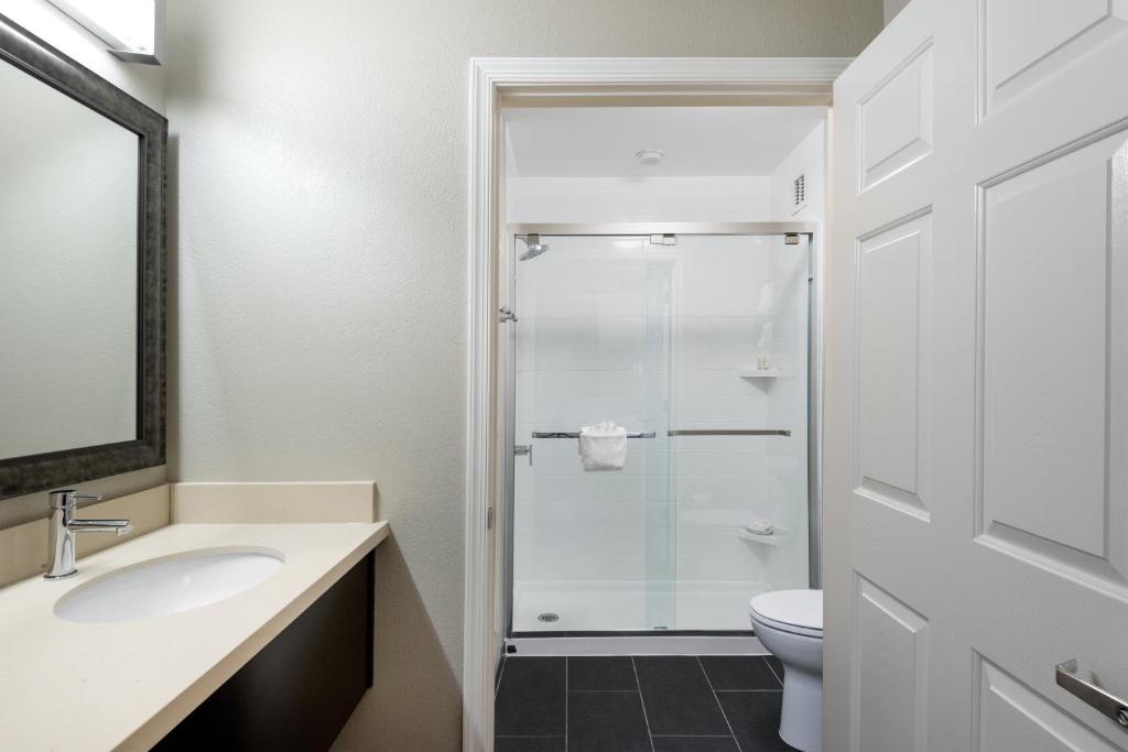 One-Bedroom King Suite – Non-Smoking