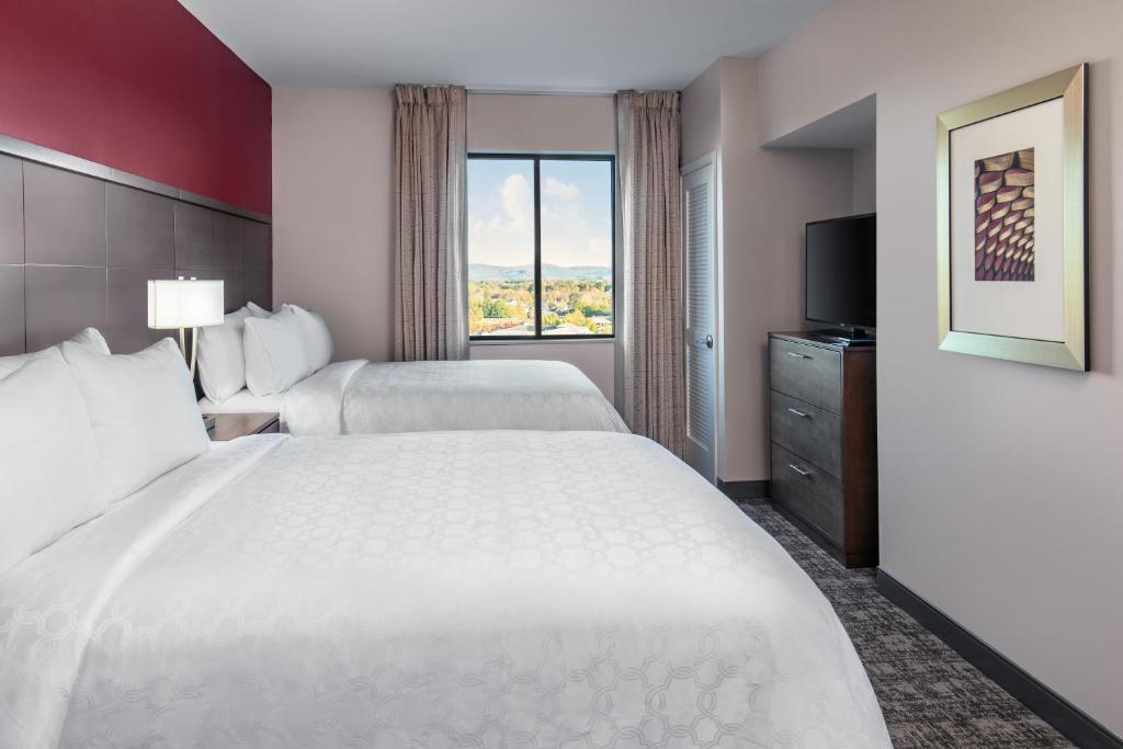 One-Bedrom King Suite – Hearing Accessible Full Kitchen Sofa Bed Living Space