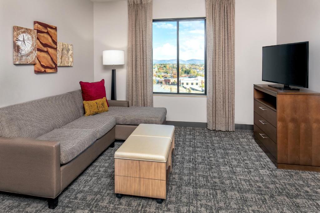 One-Bedroom Queen Suite – Hearing Accessible Full Kitchen Sofa Bed Living Space