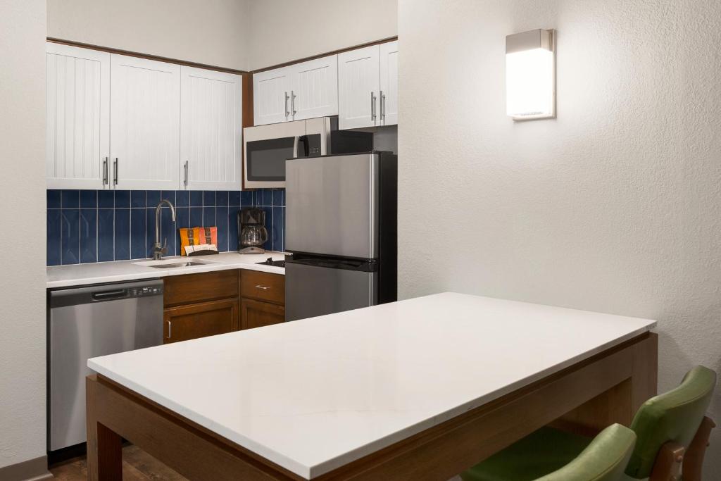 One-Bedroom Queen Suite – Disability Access