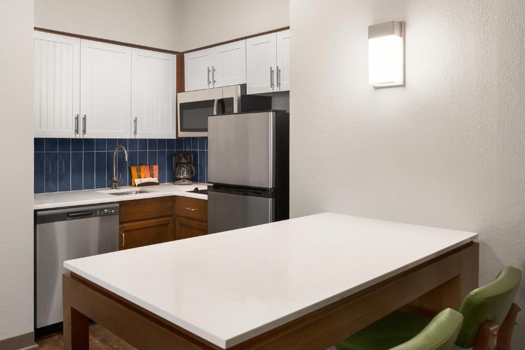 One-Bedroom Queen Suite – Disability Access