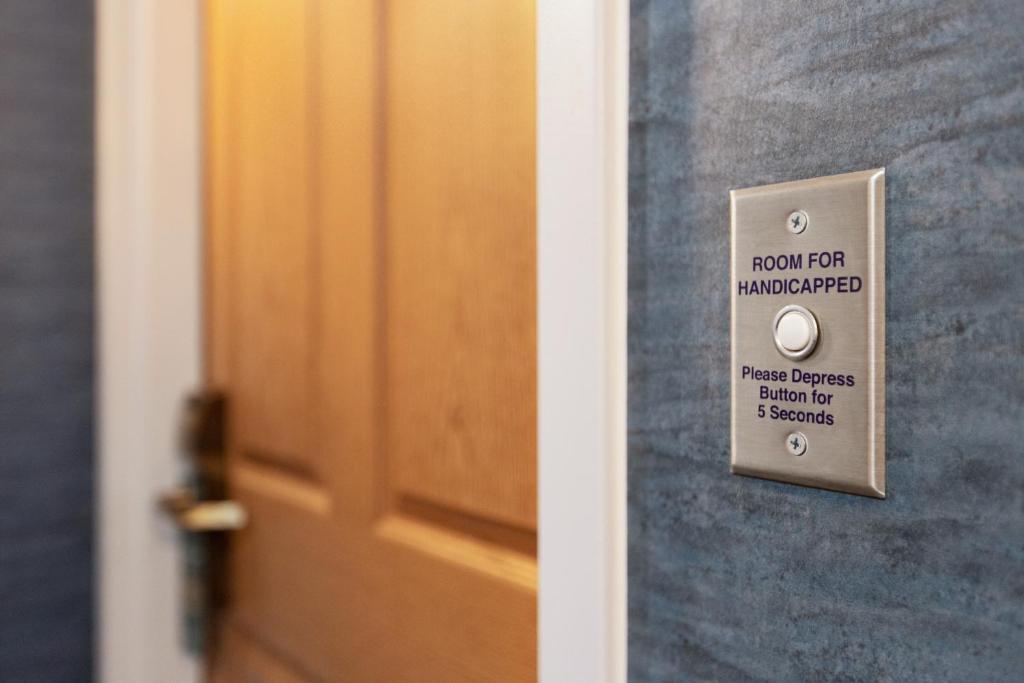 One-Bedroom Queen Suite – Disability Access