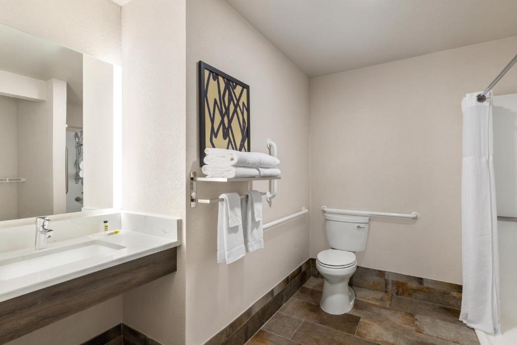 One-Bedroom Queen Suite – Disability Access