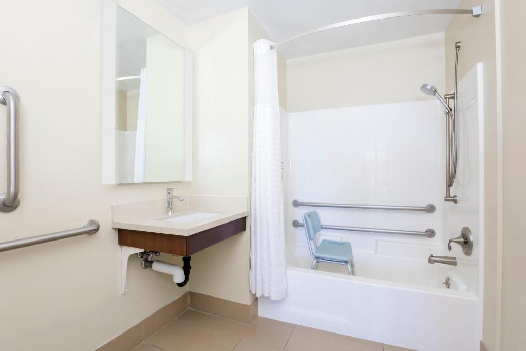 One-Bedroom Queen Suite with Mobility Accessible Tub